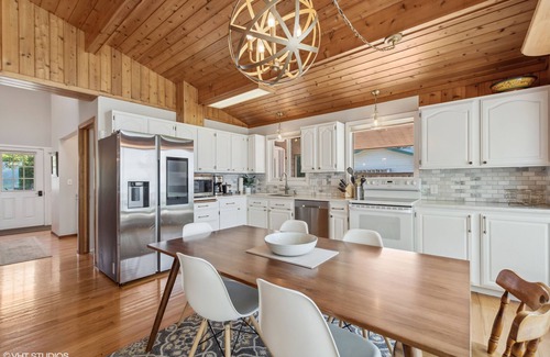 Bigfork House | Serene Lakeside Cabin Retreat on Flathead Lake, Montana.