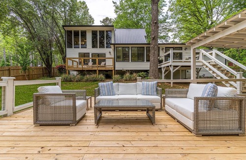 Gainesville House | Serene Lakeside Cottage | Sunset Views | Dock | Firepit + EV Charger!