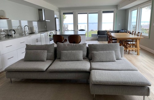 Innisfil Cottage | Serene Lakeside Retreat: Modern Design, and Breathtaking Lake Simcoe Views