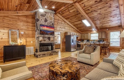 Townsend Cabin | Serene & Lux 4BR w Game Room!…HOT TUB…POOL TABLE