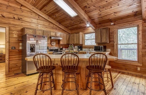 Townsend Cabin | Serene & Lux 4BR w Game Room!…HOT TUB…POOL TABLE