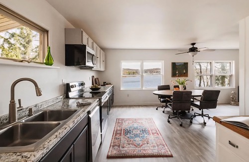 Niverville House | Serene Modern Lakefront Escape: Kayaks, Fishing, Firepit, Private Dock