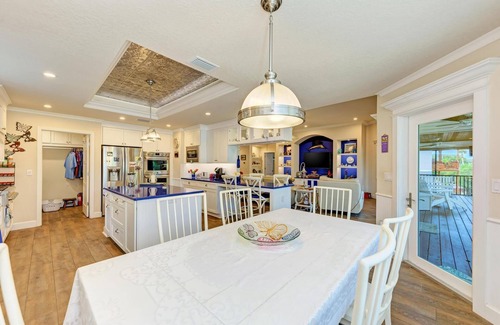 Ruskin House | Serene modern luxury waterfront property, 8 min from the beach!