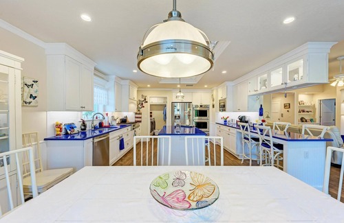 Ruskin House | Serene modern luxury waterfront property, 8 min from the beach!