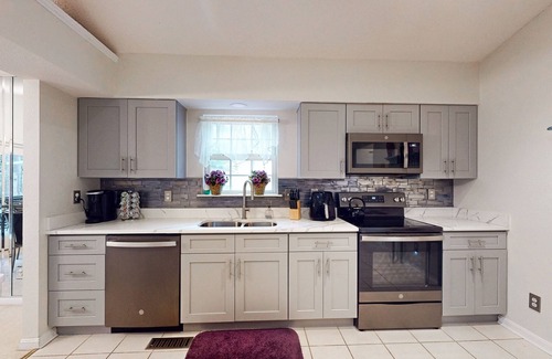 Ocean Pines House | Serene Ocean Pines home w/private deck all-season room & fully stocked kitchen