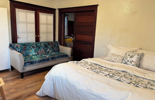 Oakland Bed & Breakfast | Serene Postpartum Retreat: Nurturing Space for New Mothers hosted by QCCS