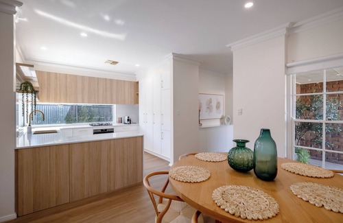 Adelaide House | Serene Retreat on the City Fringe, close to stunning wineries