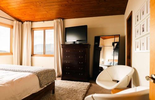 Evergreen House | Serene Rocky MTN Retreat w Hot Tub - Pet-Friendly
