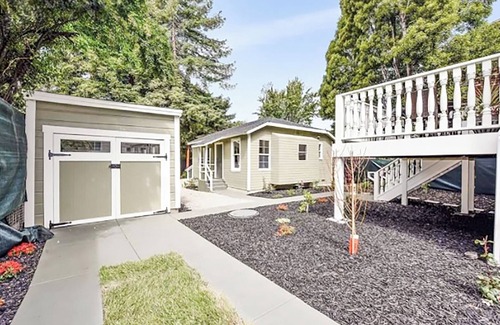 South Berkeley Cottage | Serene Sequoia Cottage - Near UC Berkeley - Fully Equipped