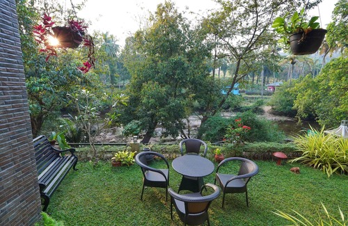 Irinjalakuda House | "serene Stream: 5-bed Luxury Haven Near Athirappilly"