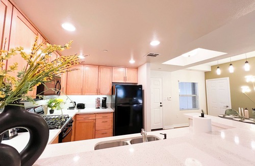 Encino House | Serene Unit in the Heart of Encino w/W/D & Fitness Center