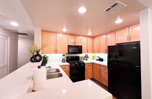 Encino House | Serene Unit in the Heart of Encino w/W/D & Fitness Center