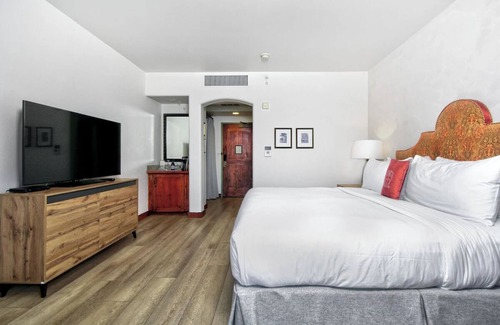 Los Gatos Hotel | Serene Unit with Free Parking & Pool, Pets Friendly Near Silicon Valley