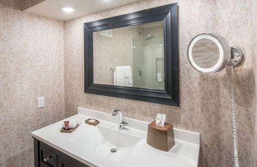 Barron Park Hotel | Serene Unit with Outdoor Heated Pool, Free Parking & Breakfast Near Stanford