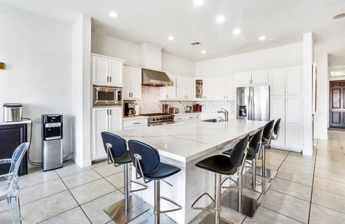 Magnesia Falls Cove House | Serene Volleyball Estate w/Majestic Views Pristine