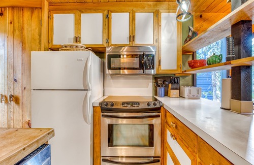 Government Camp Cabin | Serene Wooded Retreat W/Free WiFi, Large Deck & Spacious Loft - Skiing Nearby