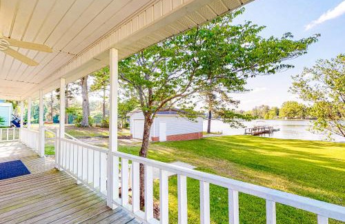 Prosperity House | Serenity at the Lake