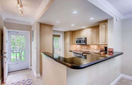 Bel Air Apartment | Serenity by the sea, 2 bedroom +den, 2 bath across the street from the beach