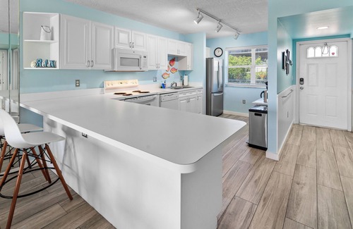 Midtown Condo | Serenity by the Sea, 2BR/2BA Condo w/Pool at La Brisa across from Smathers Beach