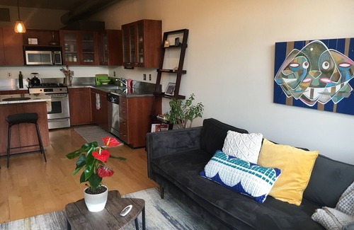 Pearl District Condo | Serenity Pearl: West-Facing private terrace, garden, Roomba, Roku TV, parking