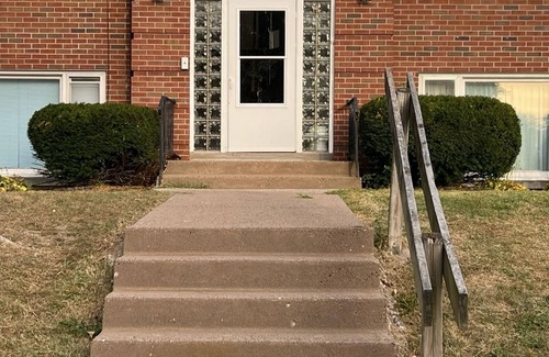 Rock Island Apartment | Serenity @ Popplewell Manor