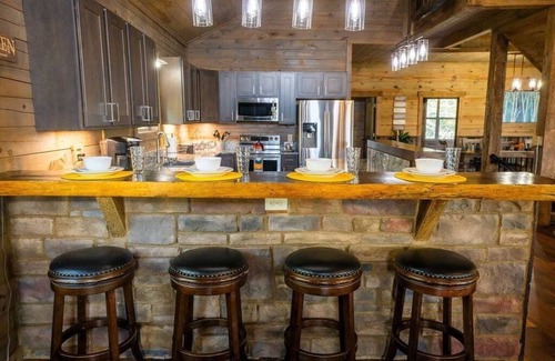 New Plymouth House | Serenity Ridge: Scenic Luxury Log Estate Getaway