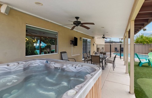 Scottsdale House | SERENITY SPLASH: POOL + SPA + POOL TABLE + MORE