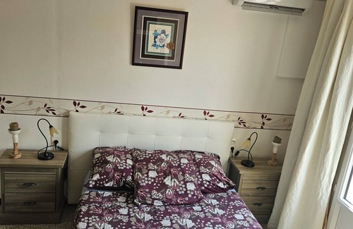 Lezignan-Corbieres Bed & Breakfast | Serge Le Belge Chambres D'Hôtes - Room 1 double bed with balcony