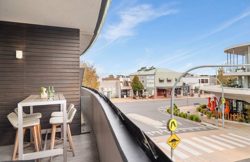 Mornington Apartment | Set right in the heart of Main Street Mornington and short stroll to the beach!