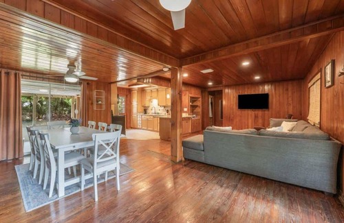 Chassahowitzka House | Seven Sisters Hideaway | Patio & Grill