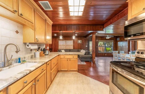 Chassahowitzka House | Seven Sisters Hideaway | Patio & Grill