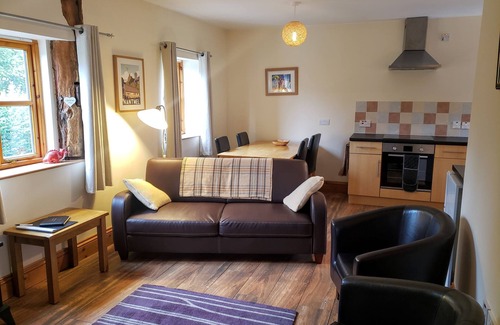 Llandrindod Wells House | Seven Stars- hot tub with views