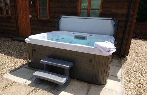 Llandrindod Wells House | Seven Stars- hot tub with views
