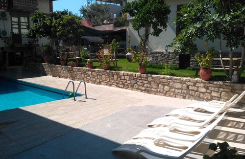 Kusadasi Bed & Breakfast | Sezgin Boutique Hotel 4Beds Room A/C,TV,fridge,pool,garden,free wi-fi & car park
