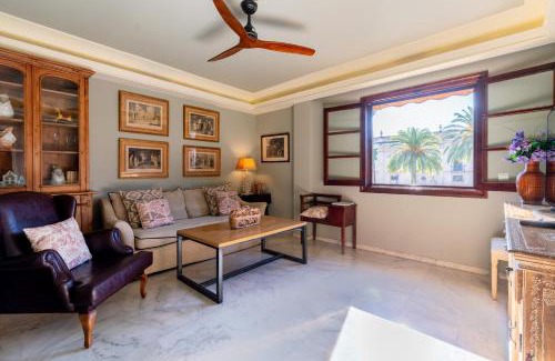 Santa Cruz Apartment | SF Apartamento con balcones con vistas al Hotel Alfonso XIII y a la Universidad