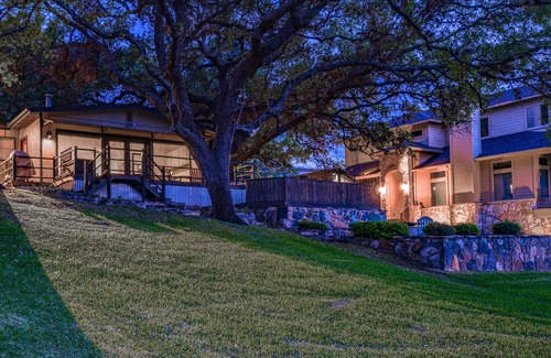 Kingsland House | Shade Tree Cottage- Lakefront w/Views & Boat Dock
