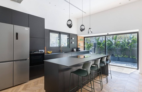 Kerem HaTeimanim Apartment | Shades of Green near the beach