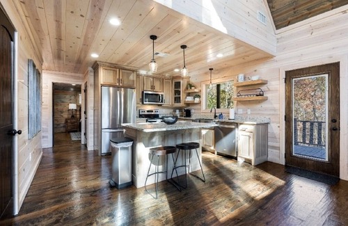 Golden Cabin | Shadow Dancer 🌊 Creek Lot Cabin: 🎮 Games, 🤸 Playset, 🔥 Hot Tub, & More!