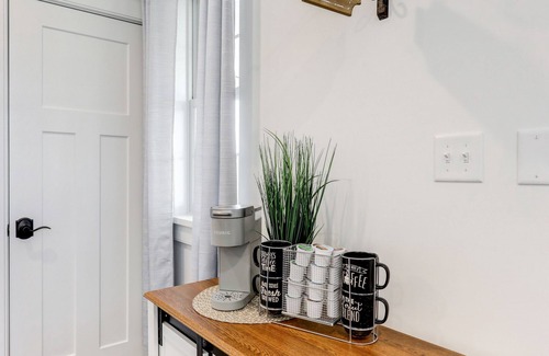 Kinzers Apartment | Shady Brick Getaway/Cozy & charming/King bed/100 Acre farm