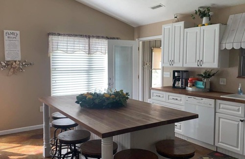 Hurst House | Shady Lakes Escape-w/n minutes from Wineries & Lakes!
