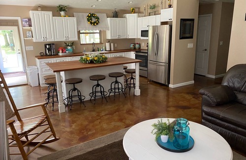 Hurst House | Shady Lakes Escape-w/n minutes from Wineries & Lakes!