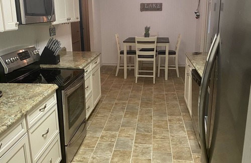 Negreet House | Shady Mid-Lake Waterfront House In Secluded Cove