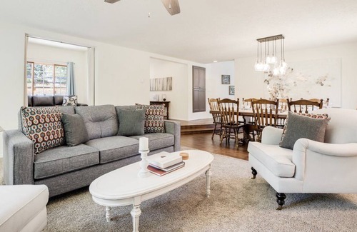 Bouvet Island House | Shady Oaks: A Large Family Home to Gather for Your Newberg Getaway!