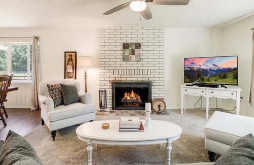 Bouvet Island House | Shady Oaks: A Large Family Home to Gather for Your Newberg Getaway!