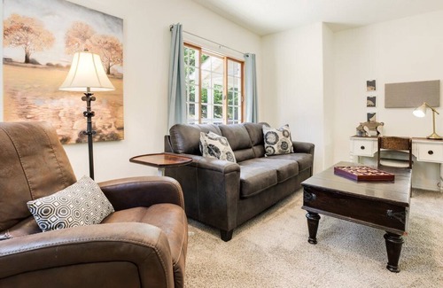 Bouvet Island House | Shady Oaks: A Large Family Home to Gather for Your Newberg Getaway!