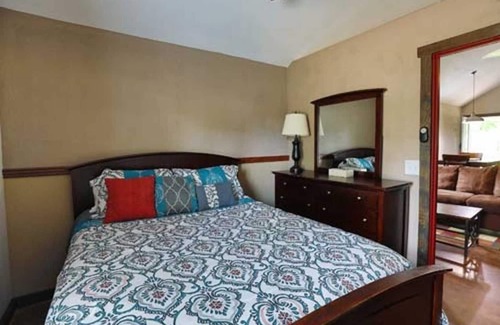 Hugo Cabin | Shady Oaks RV Resort 1 Bedroom Modern Cabin