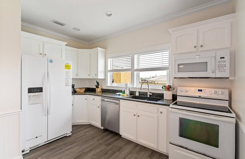 Dauphin Island House | Shamrock Shores - Gulf-front 6 Bedroom Beach House, 2 kitchens, Pet-Friendly
