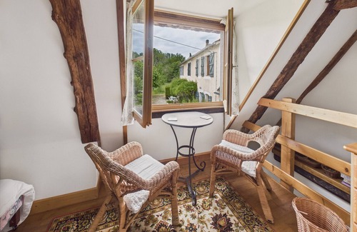 Montignac Ski Chalet | Shared pool and wooded grounds - house for 4