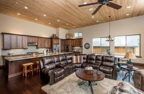 Bretz Mountain Village House | Shaver Lake Luxurious Cabin | 4 Bdrm Sleeps 8 | Stunning View