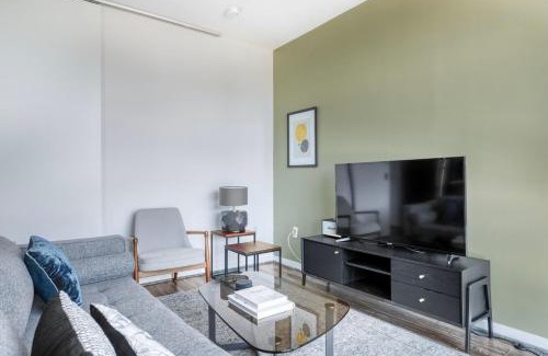Shaw Apartment | Shaw jr 1br w gym pool nr entertainment WDC-683